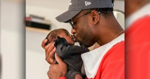 Dwyane Wade kiss daughter Kaavia's lips