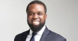 Pastor Charlie Dates distribute eggs